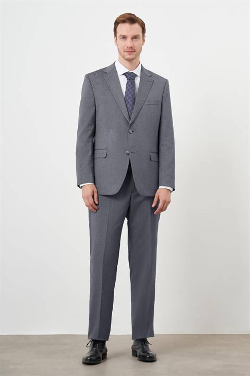 بدلة رجالية رمادية بتصميم عصري بليزر ذو ياقة أحادية وقصة ديناميكية مصنوعة من 64% بوليستر و34% فيسكوز و2% ليكرا