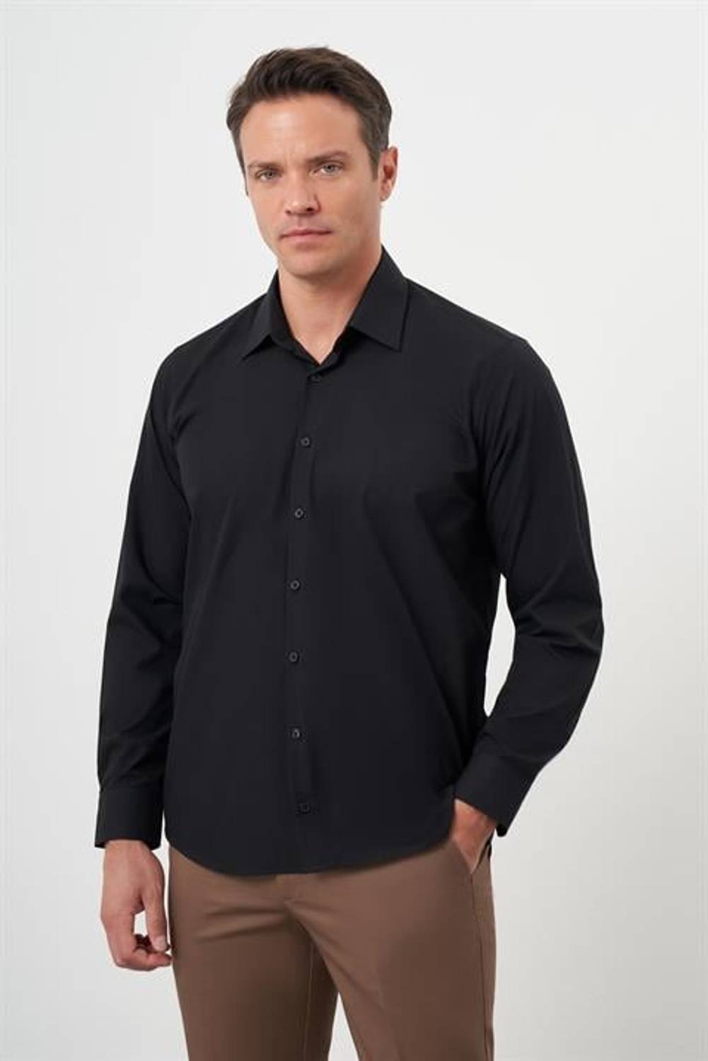 قميص رجالي أسود بتصميم بسيط وقصة مريحة مع ياقة صلبة، مصنوع من 65% بوليستر و35% قطن، بدون جيوب وأكمام طويلة