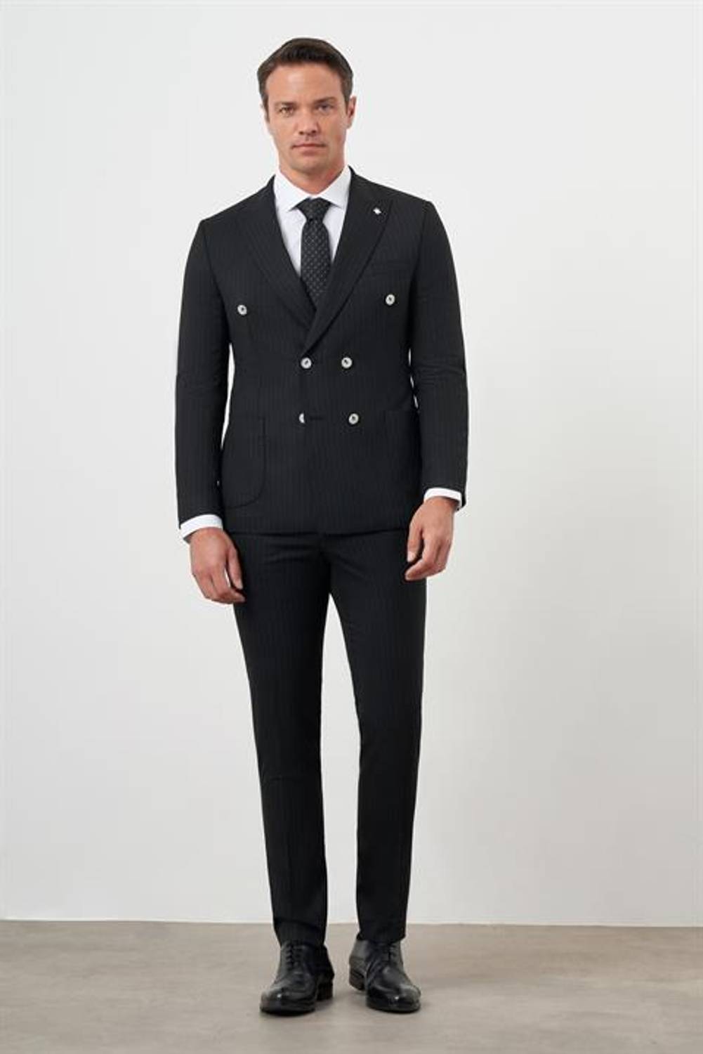 Мужской черный поливискозный стильный пиджак slim fit с острым воротником и двойным разрезом