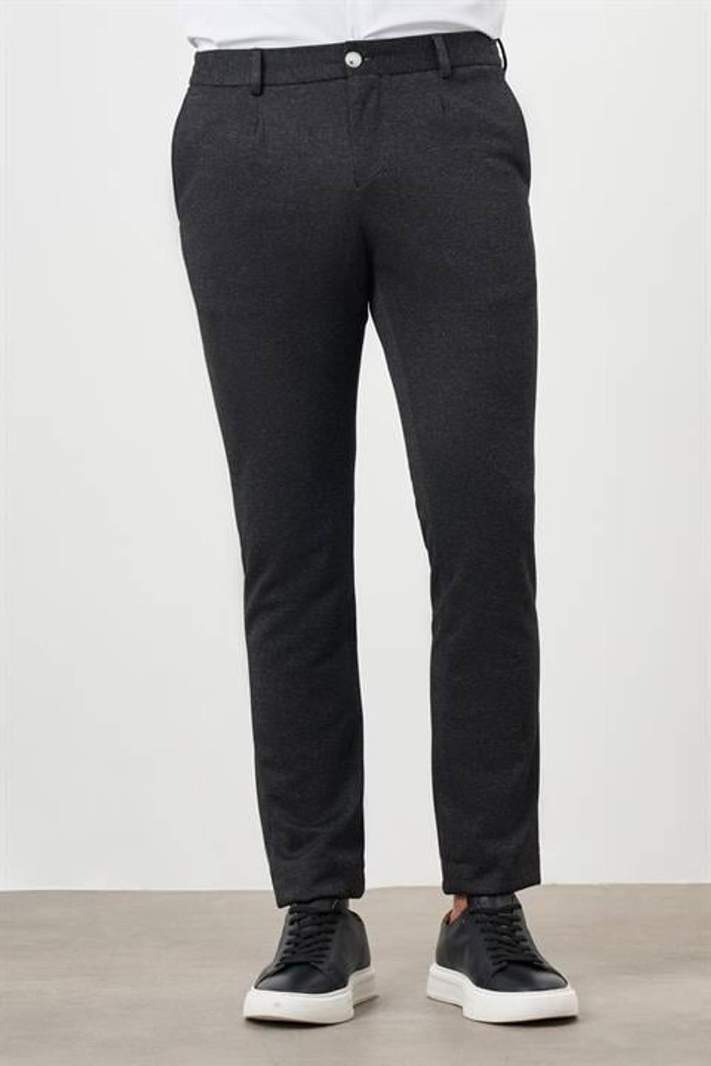 بناطيل رياضية ملائمة للجسم للرجال باللون الأسود، مصنوعة من 80% بوليستر و20% فسكوز، جيب جانبي، إغلاق بزر وسحاب