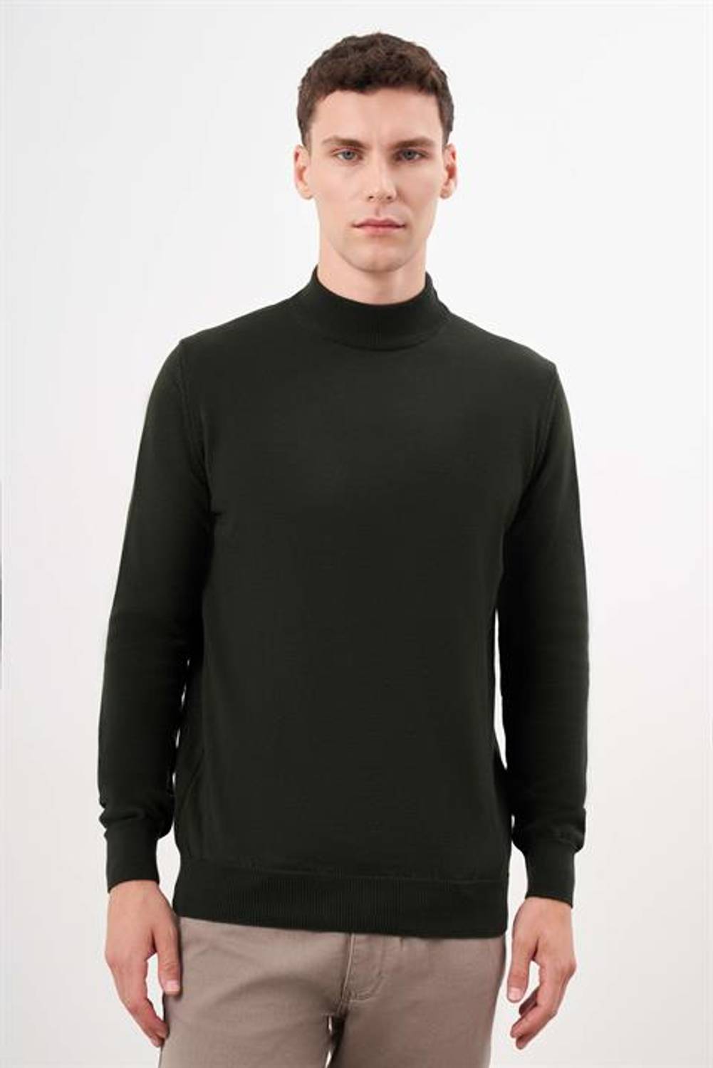 سويتر رجالي بلون هاكي بياقة نصفية مريحة بقصة ديناميكية مصنوعة من 50% قطن و50% أكريليك