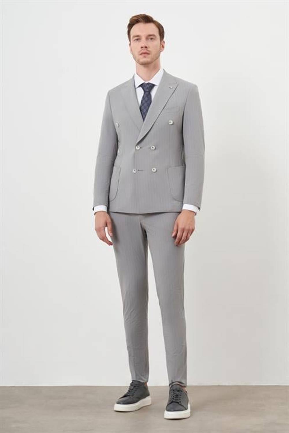 Чоловічий сірий поліамідний костюм з slim fit, гострим коміром та двійними розрізами