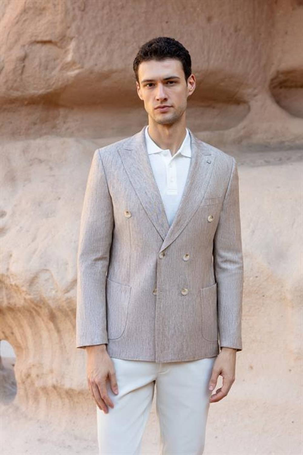 سترة رياضية بيج للرجال بقصة ضيقة ياقة مدببة جيب مزدوج بدون بطانة