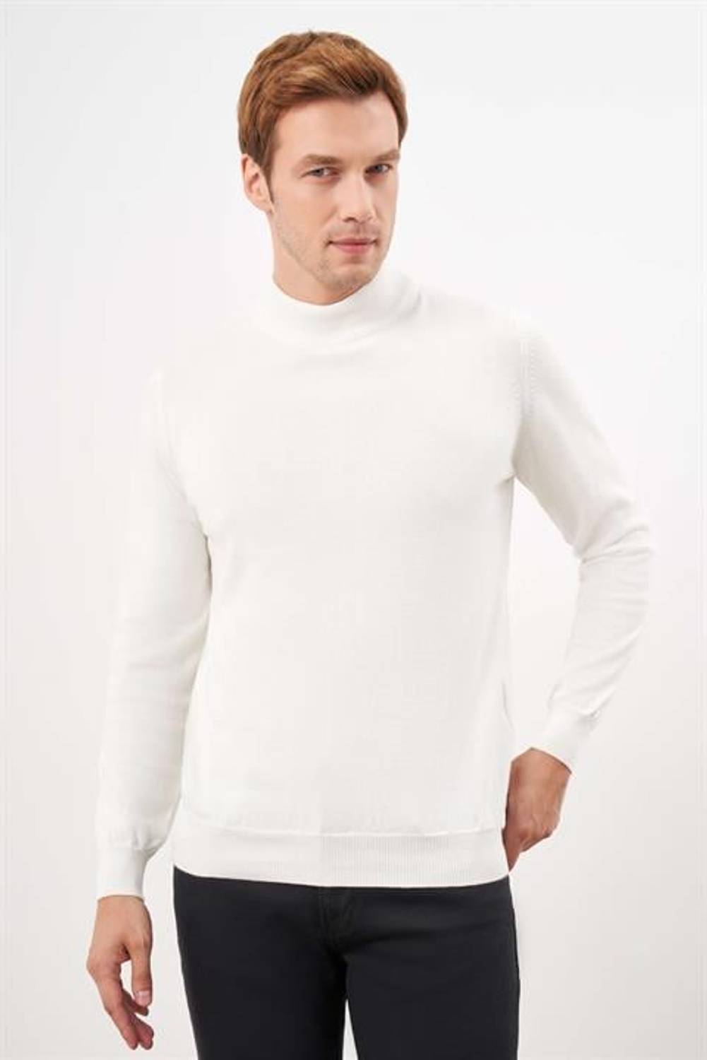 Мужской светло-кремовый свитер с полуподнятым воротником, динамичная посадка, 50% хлопок, 50% акрил, длинные рукава