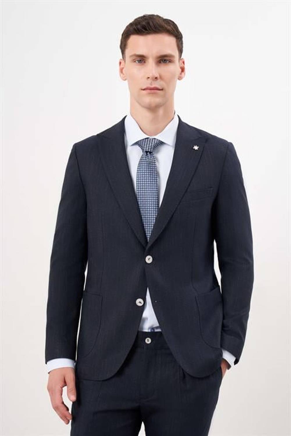 Чоловічий синій полівіскозний костюм зі струнким кроєм та одною гудзиковою такожкою