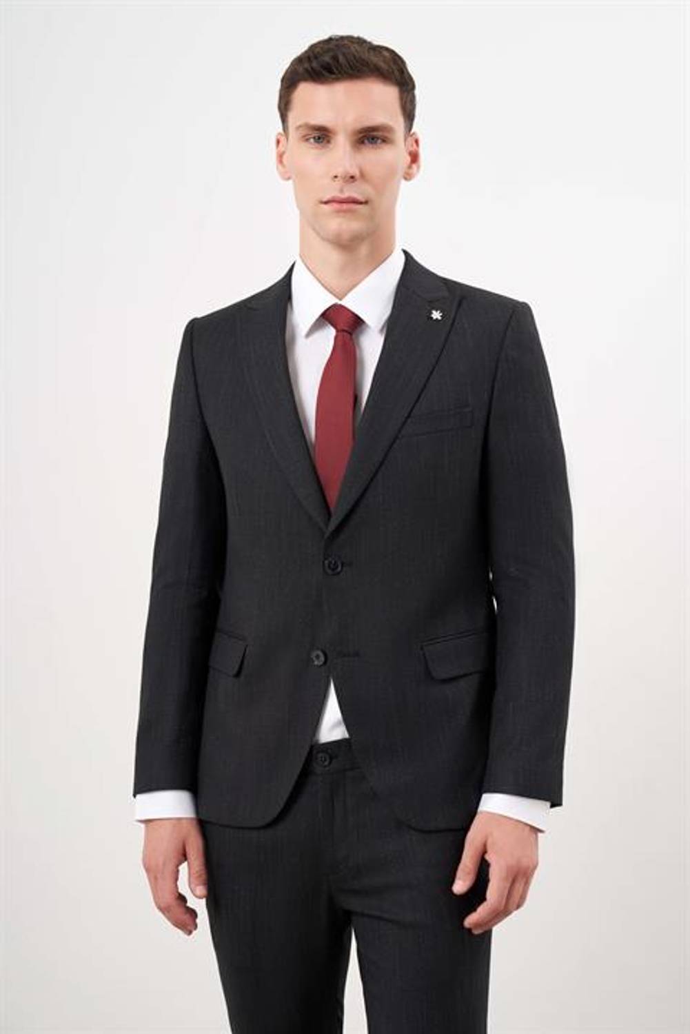 بدلة رسمية رجالية سوداء بتصميم عصري وقصة ضيقة مع ياقة مدببة من نوع بوليفيكون