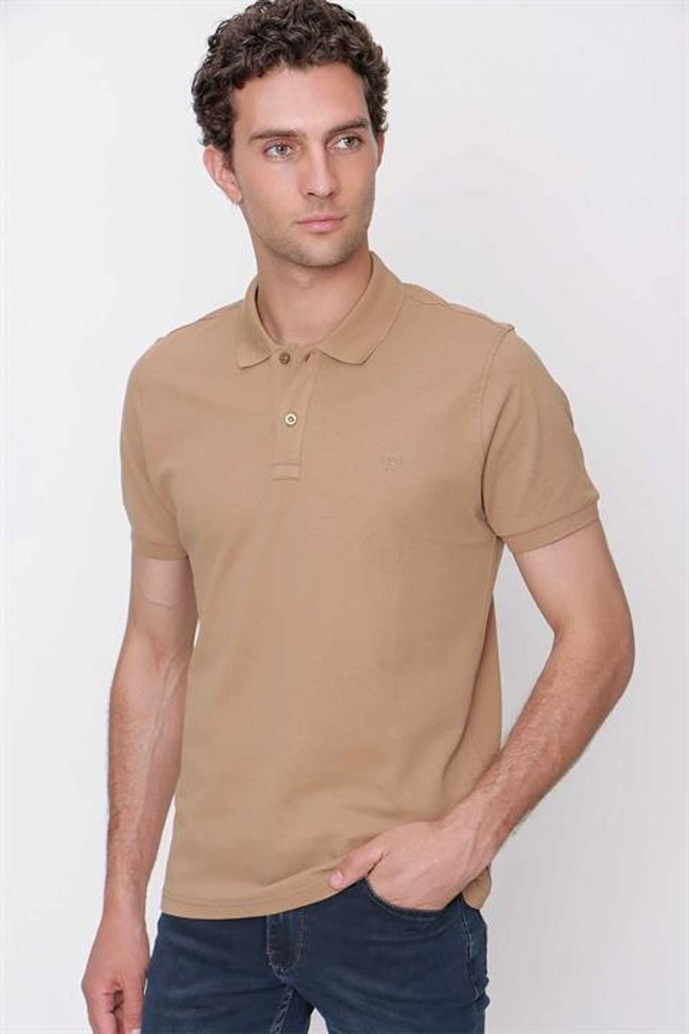 Чоловічий поло-майка бежевого кольору, 100% бавовна, звужений крій, короткий рукав, без кишені, модель Slim Fit