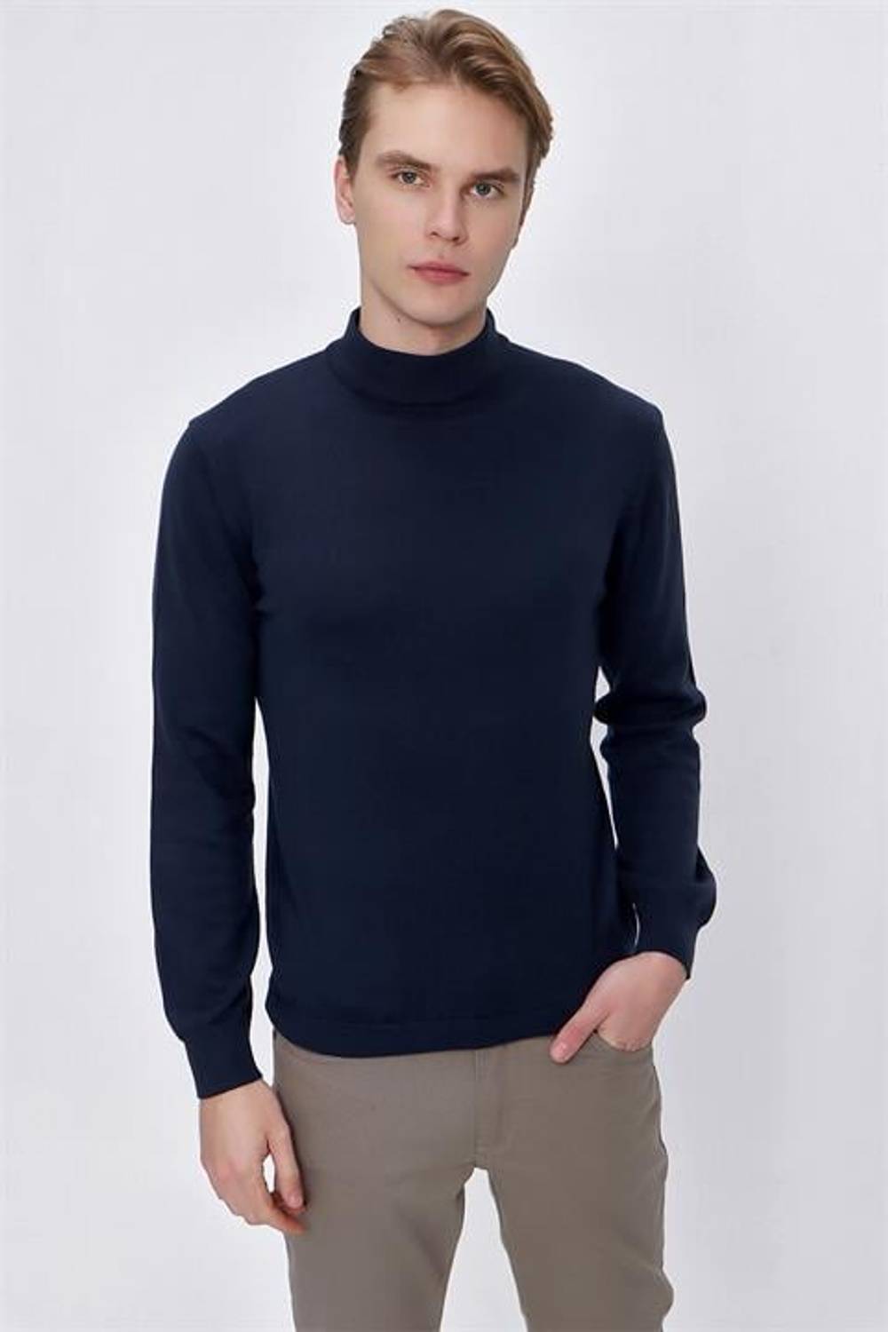 سويتر تريكو قصير بأكمام طويلة بنمط مريح للرجال من مورن، قماش قطن وأكريليك، تصميم بسيط وأنيق، متوفر بلون كحلي