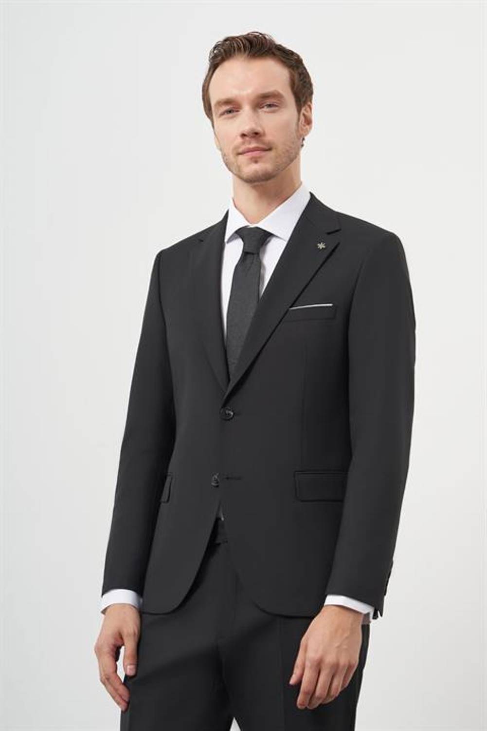 بدلة رجالية سوداء ذات ياقة مونو من الصوف بقصّة ضيقة، 88% قطن، أكمام طويلة، بطانة كاملة، جيب جانبي، موديل 50