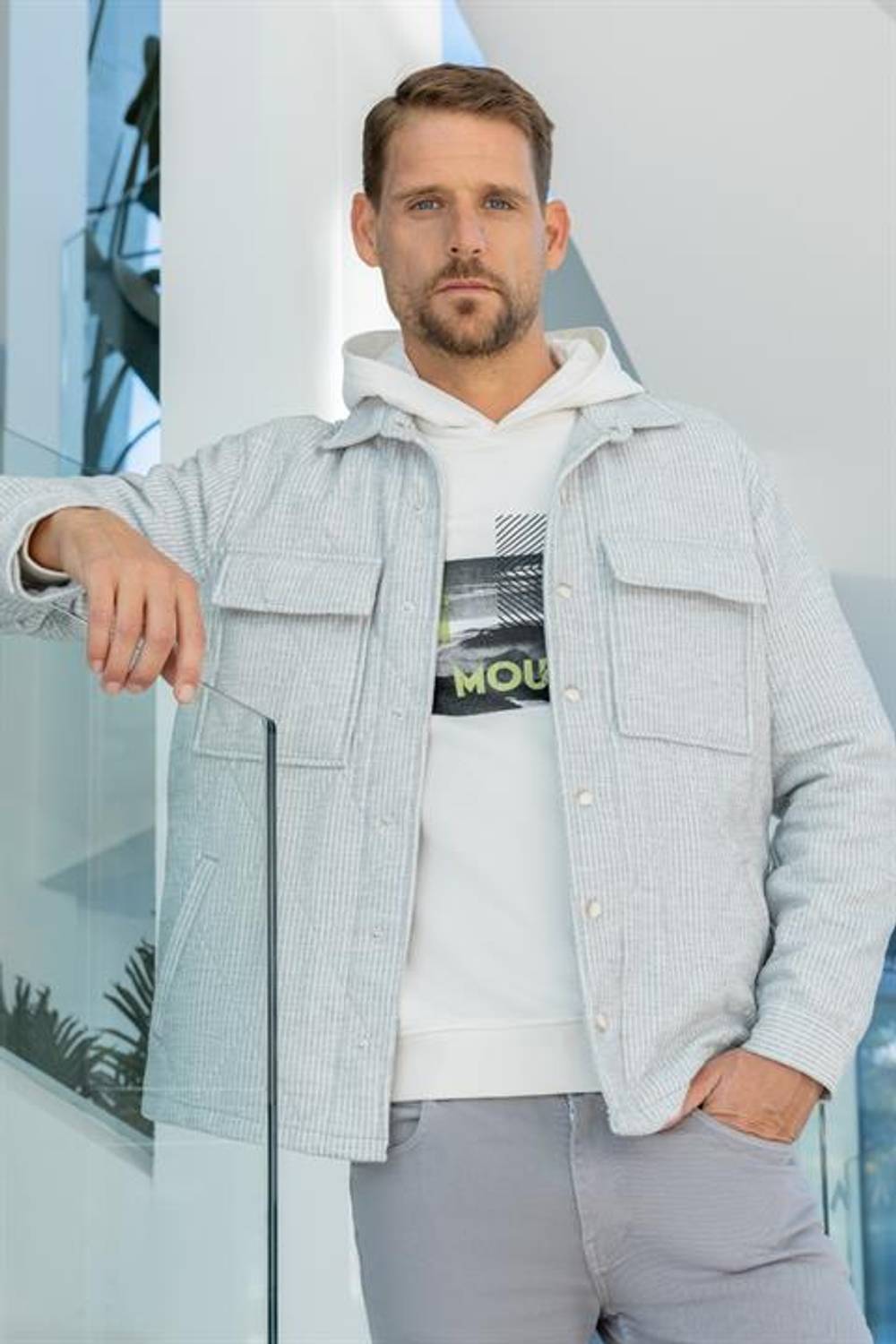 جاكت عمل رمادي للرجال بتصميم قماش محكم مع ياقة مدببة وسحاب جانبي بأكمام طويلة مناسب لأي مناسبة