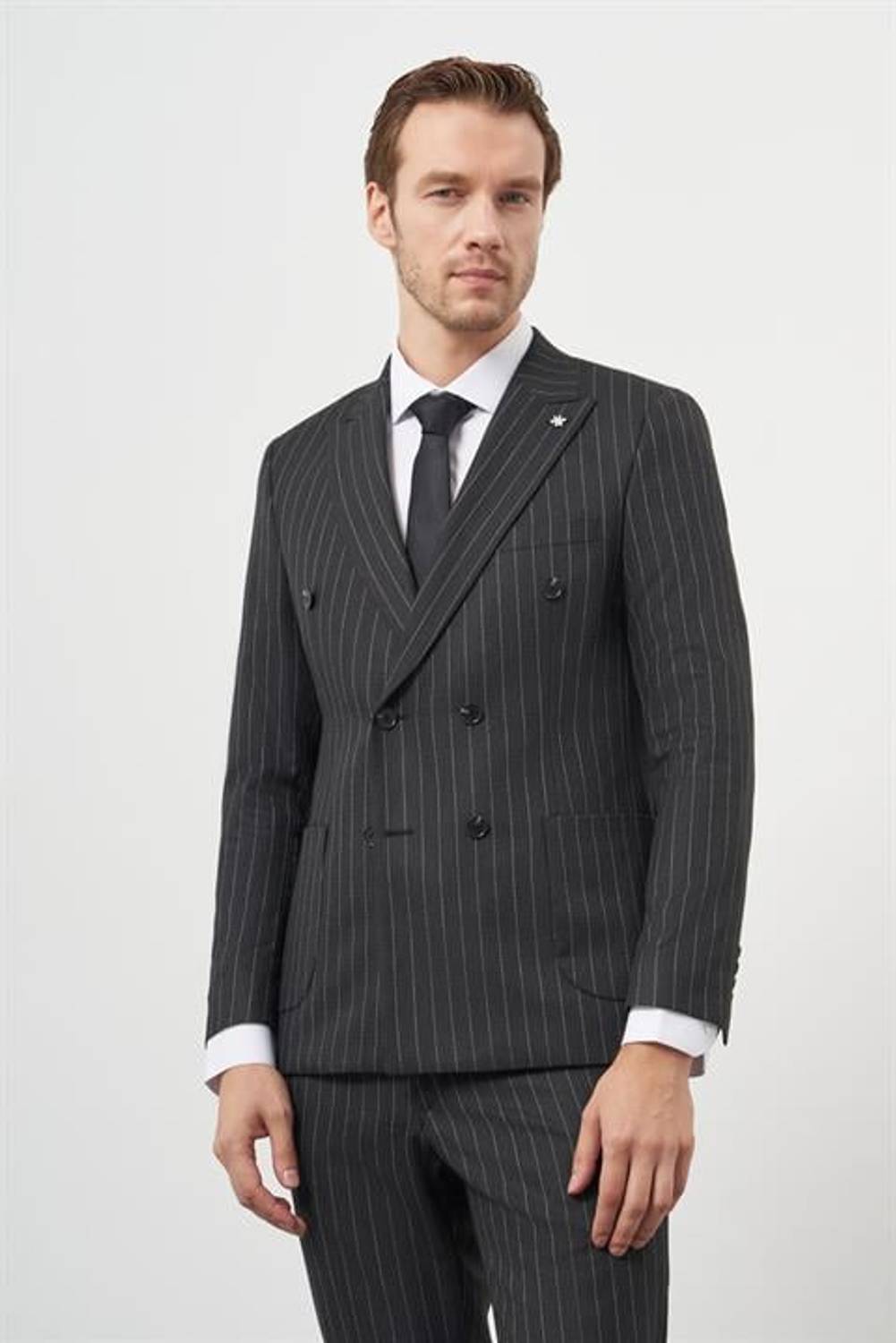 بدلة رجال عصرية رمادية اللون بقصة ضيقة ياقة حادة مصنوعة من البولي فيسكوز مع جيوب ونمط مزود ببطانة كاملة