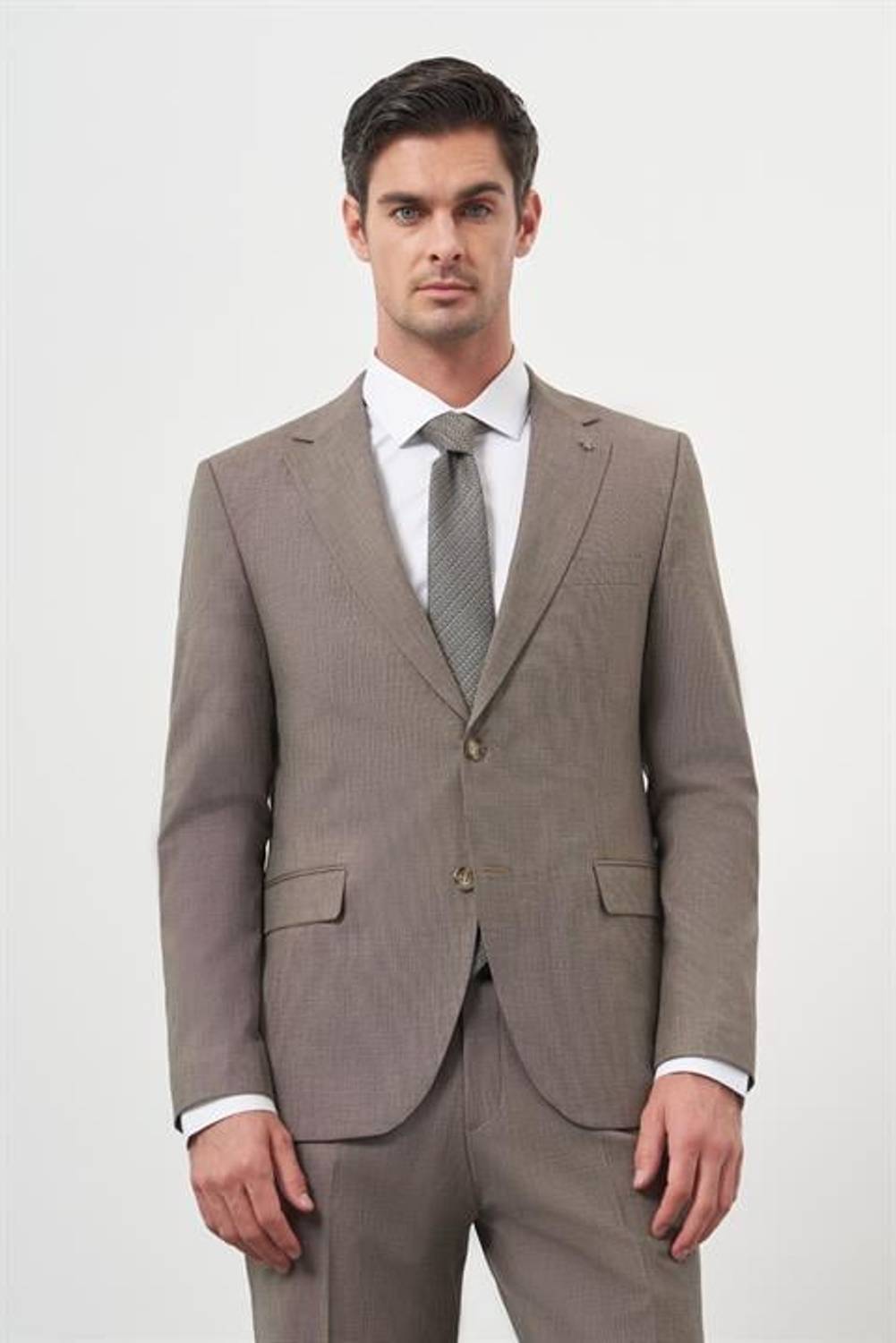 بدلة رسمية للرجال بنمط رفيع بقصّة مميزة بلون بني مع ياقة عالية ومزيج من القطن والبوليستر  تضم تفاصيل رائعة وصدرية مبطنة