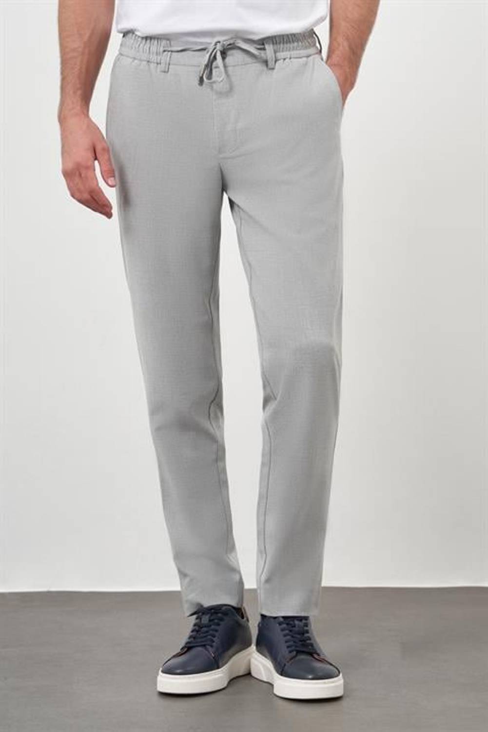 بنطال رياضي رجالي رمادي بسحاب وميزات ضيقة مناسب للتمارين وبسعر مميز