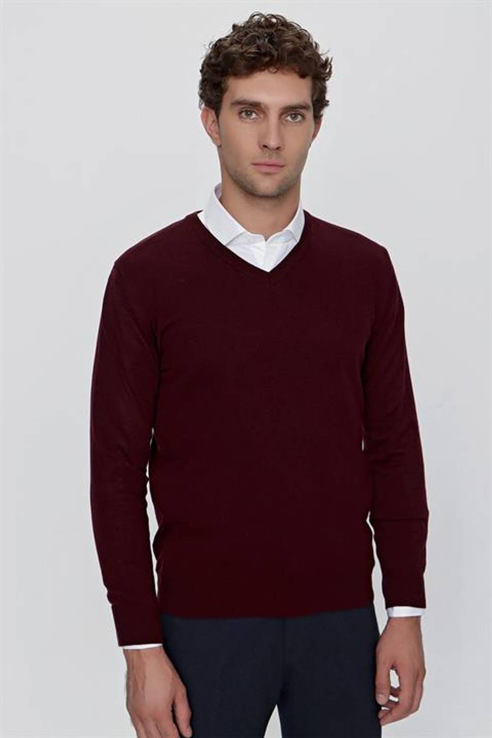 Основний динамічний трікотажний светр чоловічого крою з V-подібним вирізом, легкий та стильний у темно-бордовому кольорі