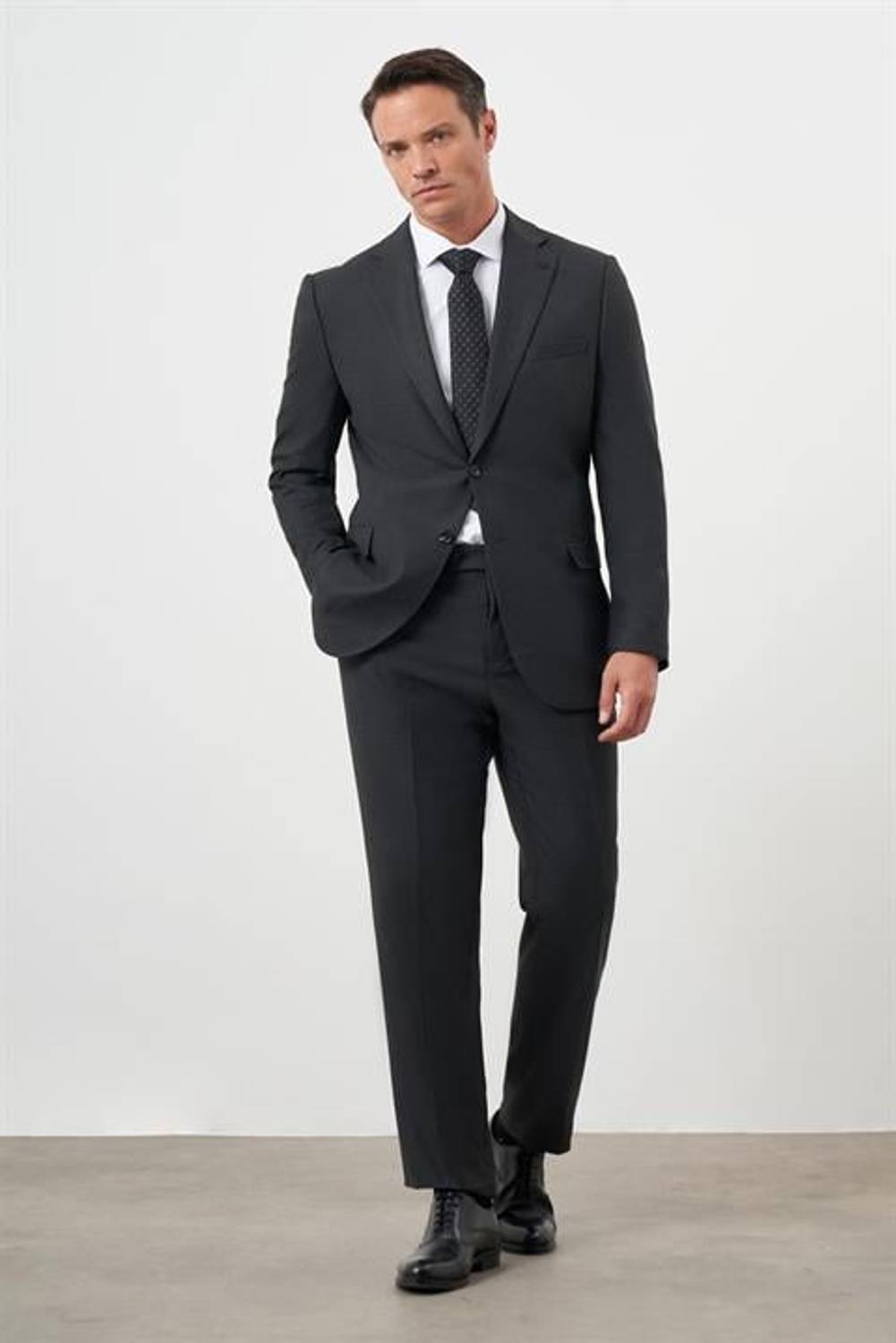 بدلة رسمية رجالية بتصميم بسيط باللون الرمادي الداكن، مع ياقة مونو، ومقاسات متنوعة، مصنوعة من 63% بوليستر و32% فسكوز و5% إلاس pemer