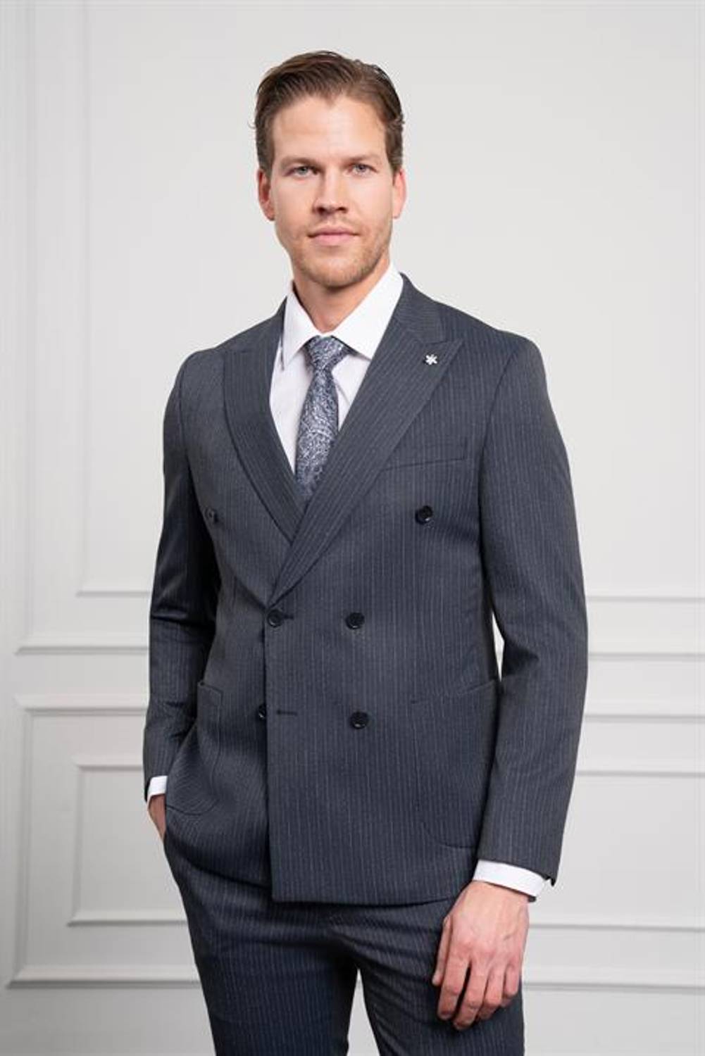 Morven Erkek Lacivert Trend Slim Fit Dar Kesim Sivri Yaka Kruvaze Takım Elbise