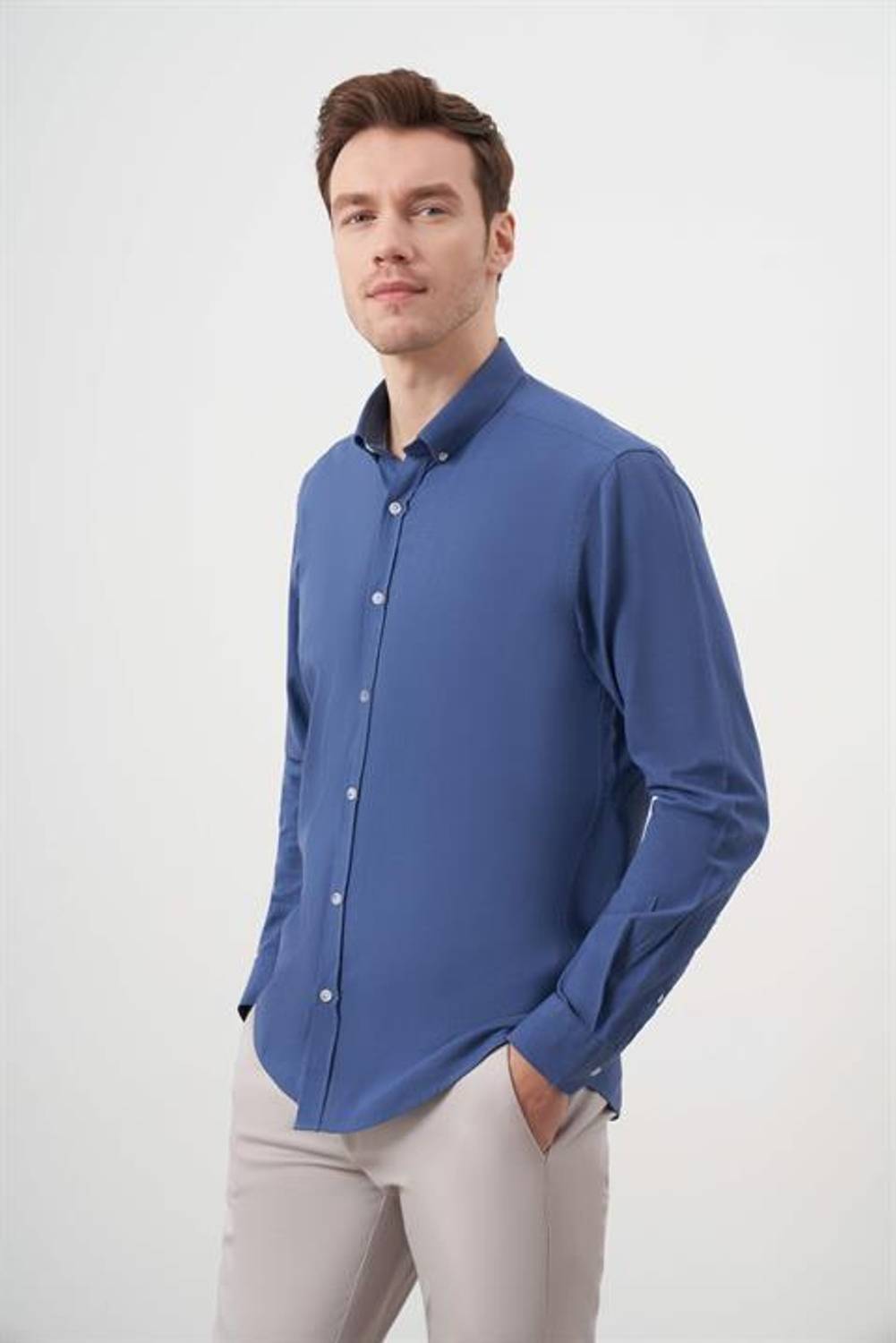 قميص أزرق مائل للرجال بخامة قطنية، تصميم مشجر، ياقة مزودة بأزرار، مقاس محدد، بدون جيوب، أكمام طويلة