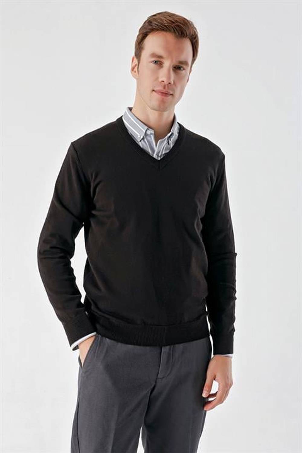 ملابس تريكو مريحة برقبة على شكل حرف V للرجال من Morven باللون الأسود الأساسي