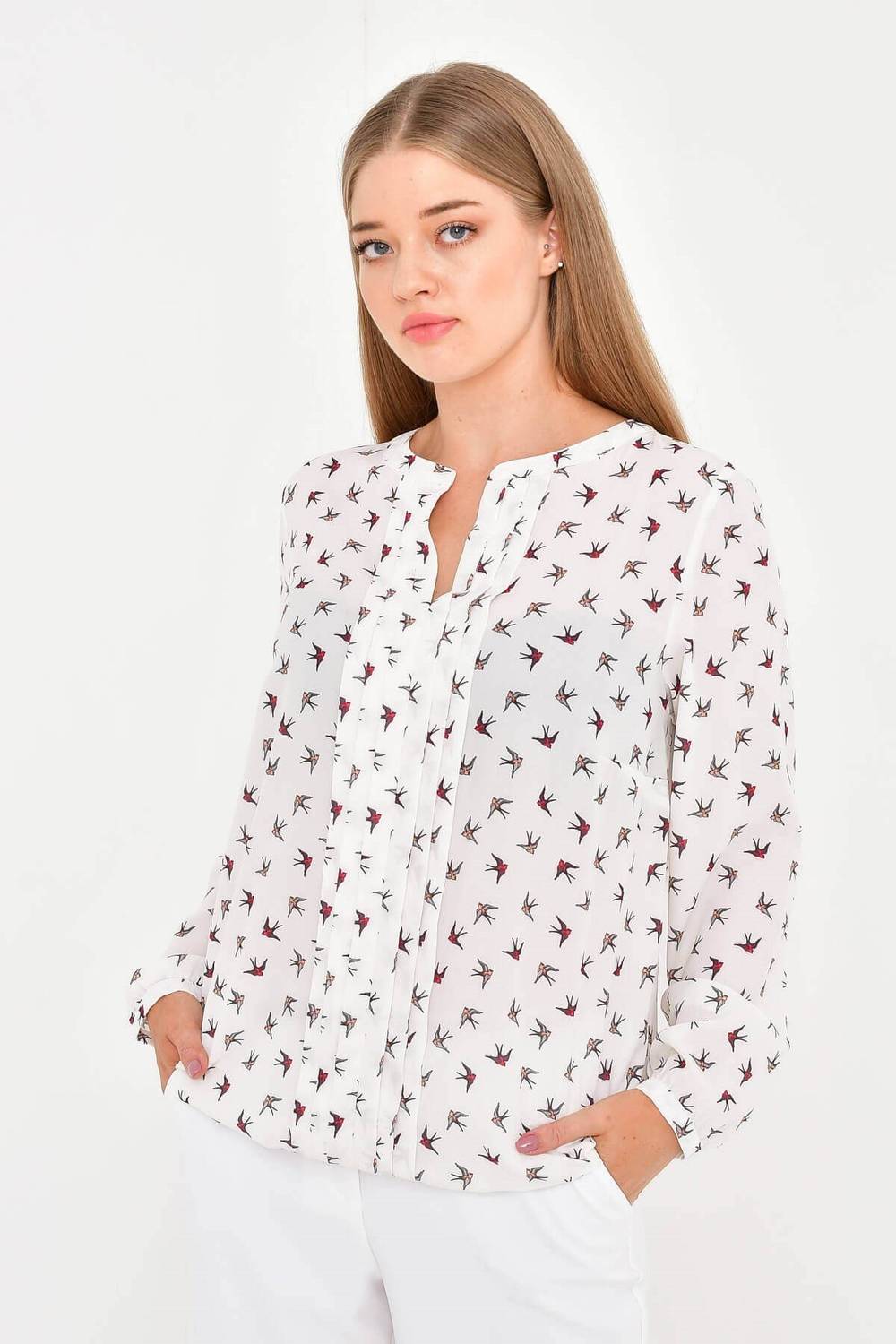 بلوزة منقوشة بأكمام طويلة وطيات أمامية