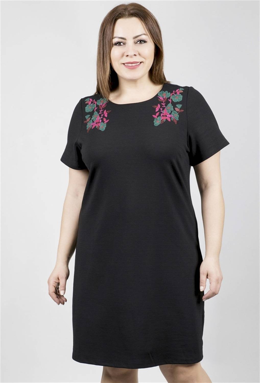 فستان بونتو مطرز بأكمام قصيرة