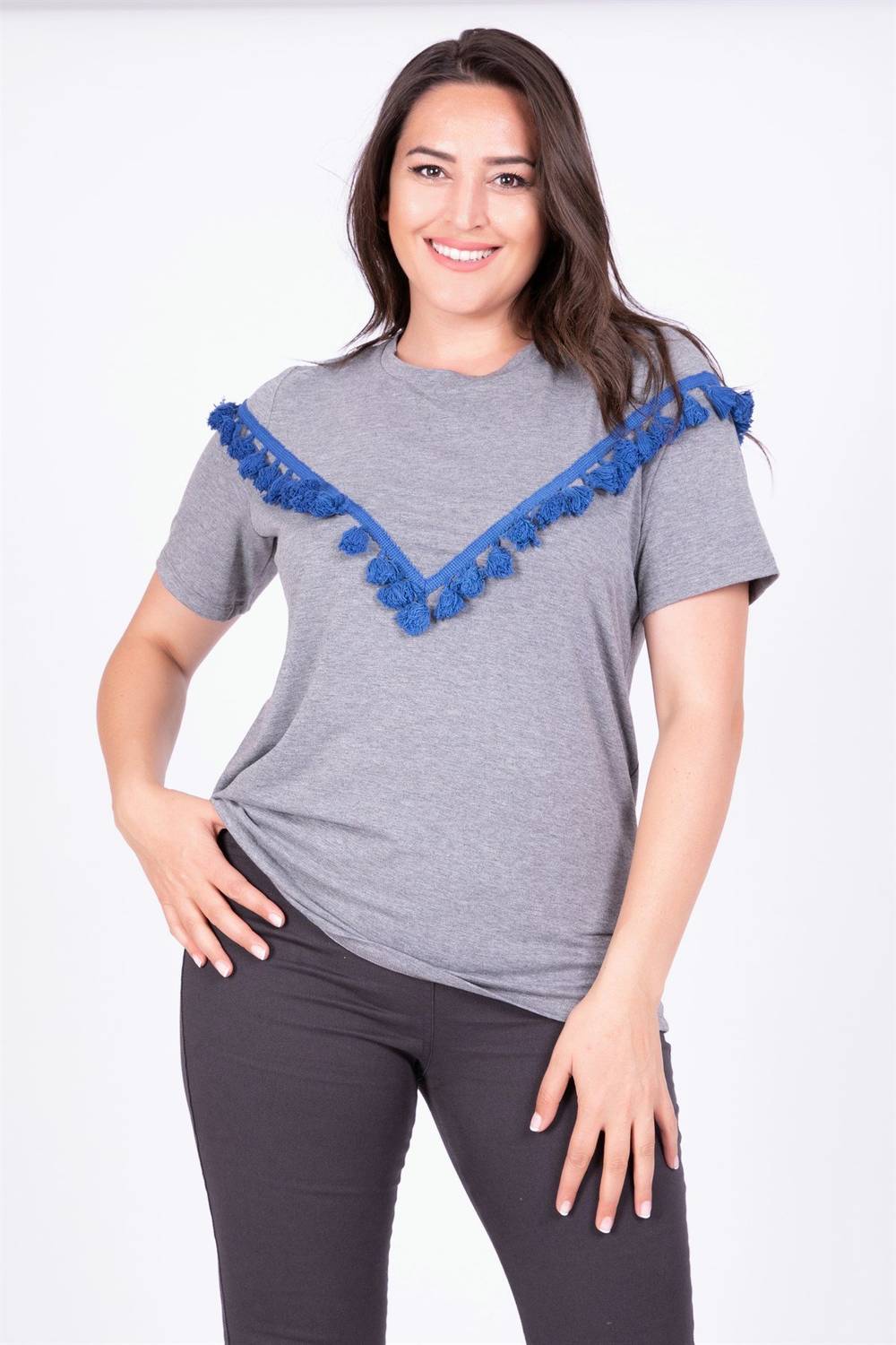 Футболка больших размеров с кисточками, круглый вырез, короткий рукав, серого цвета, состав: 96% вискоза, 4% эластан, стандартный фасон