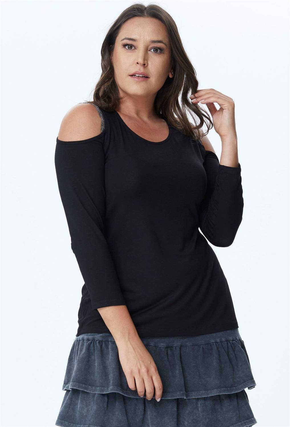 Футболка с длинным рукавом и цепочкой на плече, большие размеры, черная, 96% вискоза, 4% эластан, стандартный крой, легкая, подойдет на L, XL, XXL, M