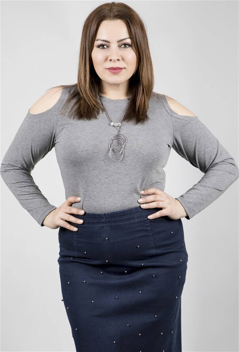 Длинная футболка с открытыми плечами и украшением, свободный крой, средняя длина, серый цвет, идеальна для больших размеров