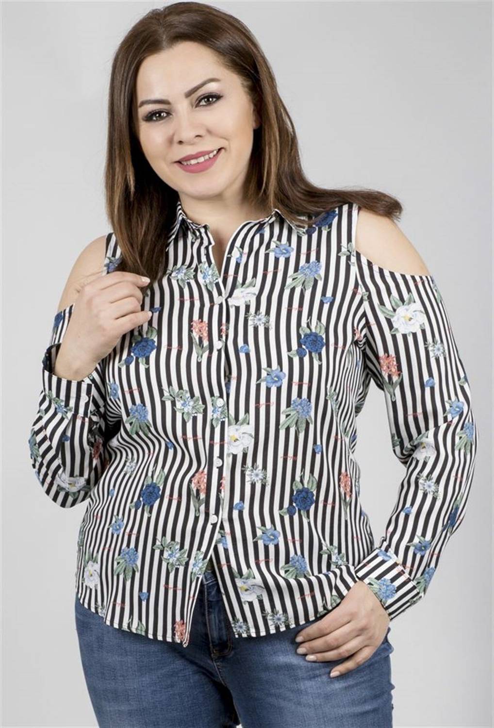 قميص بأكمام طويلة مكشوفة الأكتاف