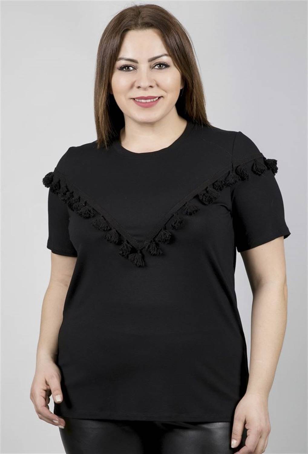 Футболка больших размеров с кисточками, черная, стандартный фасон, круглое горло, короткий рукав, 96% вискоза, 4% эластан