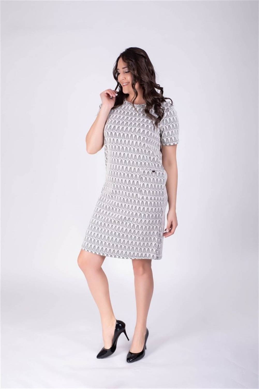 Платье с карманами и деталью на молнии больших размеров, геометрический узор, глубокий вырез, короткий рукав, удобный фасон, цвет бежевый