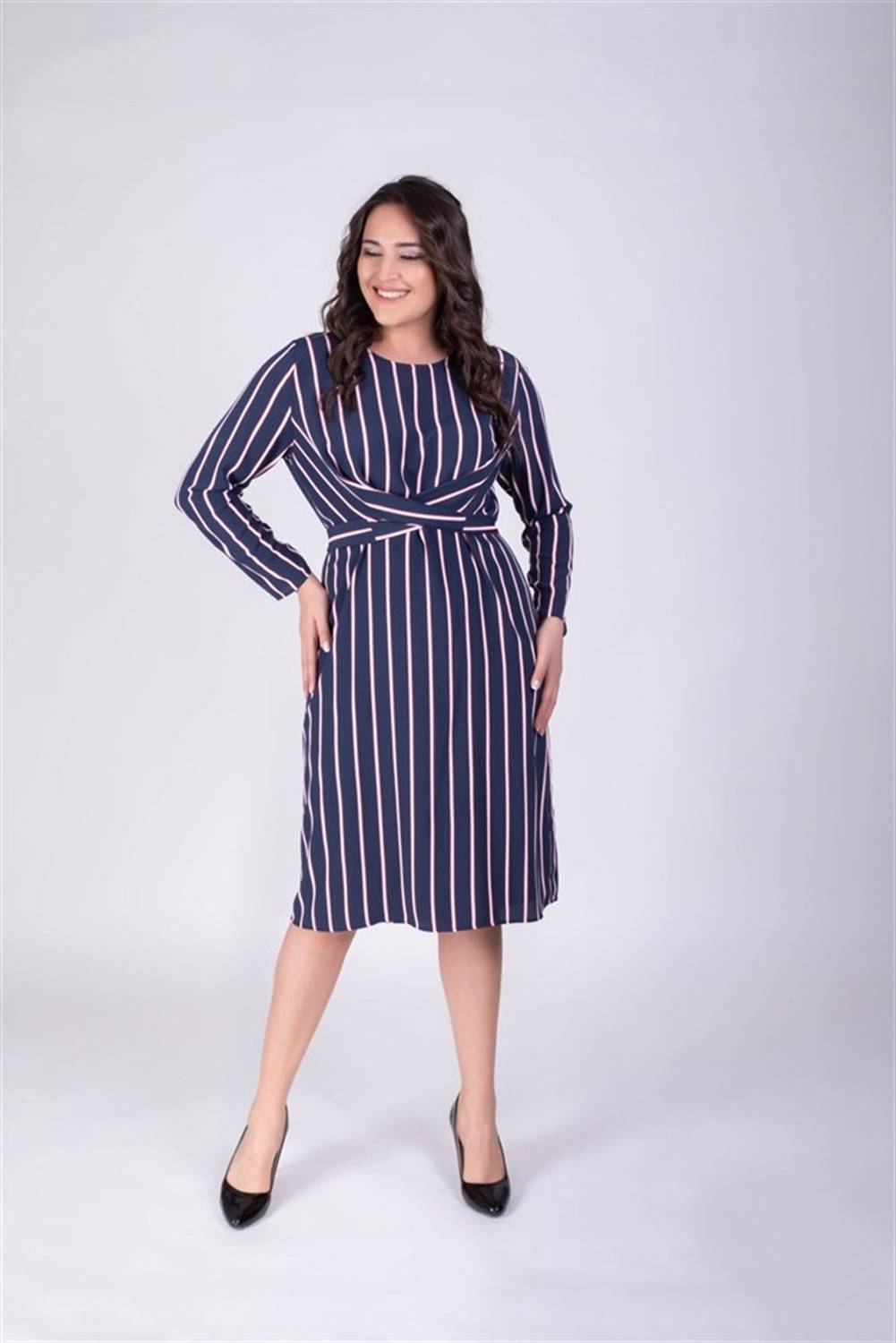 Сукня з смужками з поясом для великого розміру, білизна 100% поліестер, стандартний крій, довгі рукави, колір темно-синій