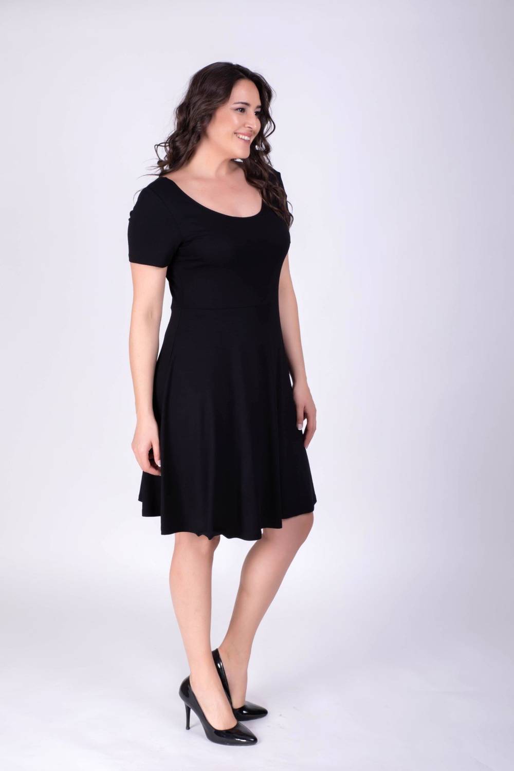 Сукня з круглим вирізом для повних розмірів, короткі рукави, комфортний крій, чорна, еластичний матеріал, 105 см довжини