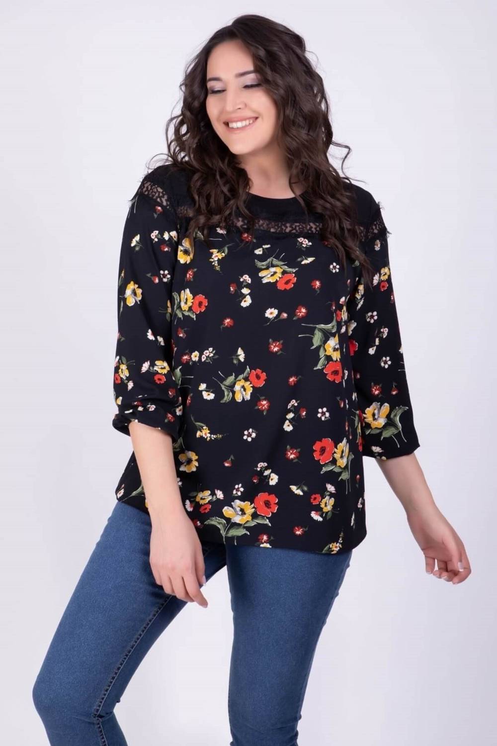 بلوزة زهور مزينة بالدانتيل