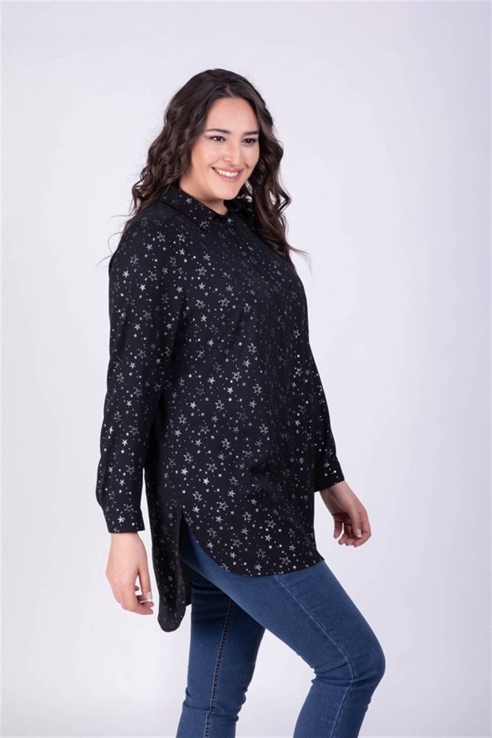 Длинная рубашка с принтом звезд, свободный крой, 100% полиэстер, dostępна в больших размерах 40-54, черный цвет