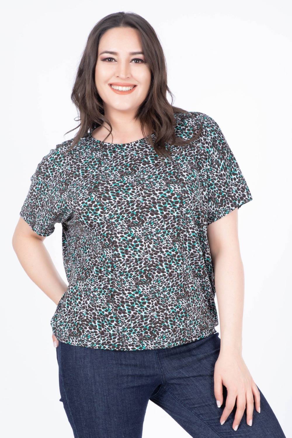 Удобная футболка с короткими рукавами в больших размерах, леопардовый принт, круглый вырез, легкая вязка, 96% вискозы, 4% эластана, черная