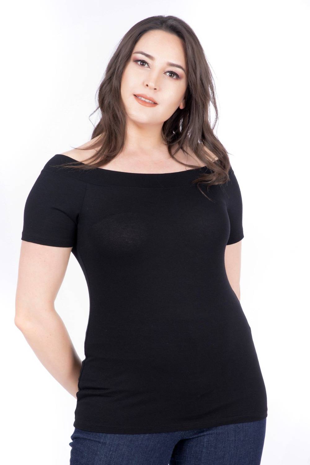 Футболка с коротким рукавом и кармен-воротником, большие размеры, черного цвета, мягкая ткань, 96% вискоза, 4% эластан, стандартный крой