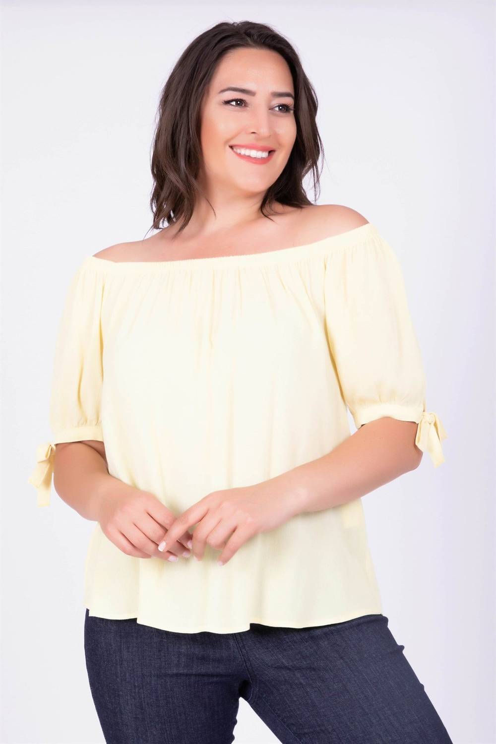 بلوزة بياقة مطاطية وأكمام بأربطة