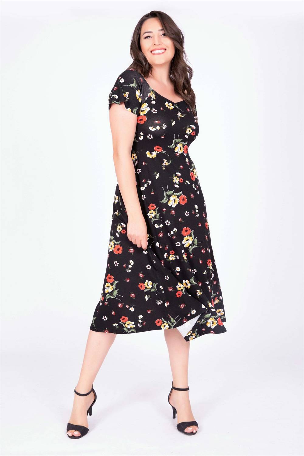 فستان طويل بياقة متدلية