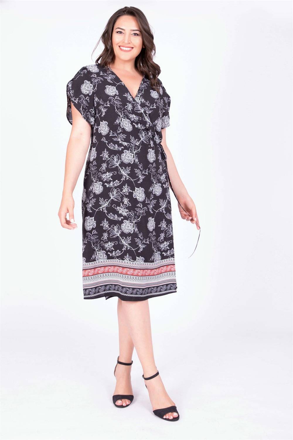 Платье с воротником и цветочным принтом, размера 44-52, V-образным вырезом, коротким рукавом, с поясом и из 100% вискозы