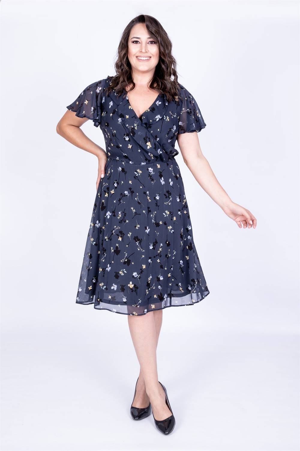 Сукня з шифону з V-подібним вирізом та квітковим візерунком, великий розмір, з коротким рукавом, комфортний крій, 100% поліестер, синій 