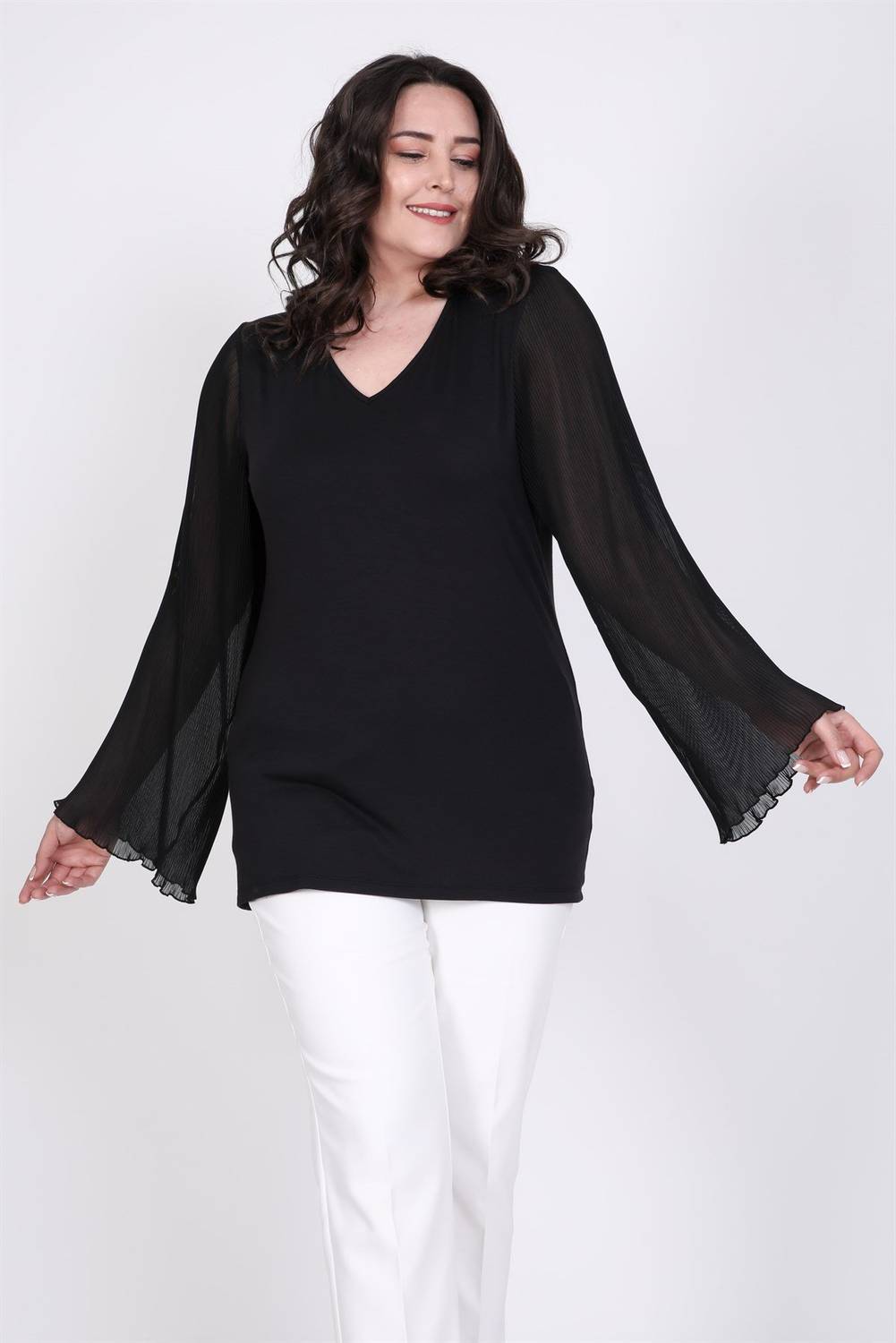 بلوزة بأكمام مطوية