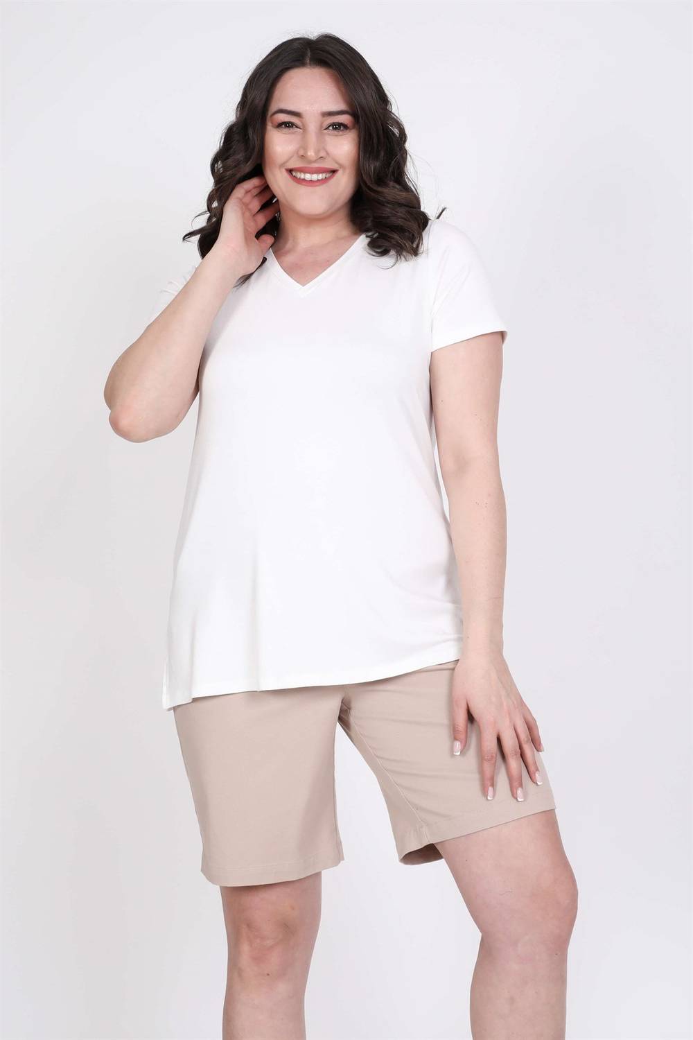 Футболка с v-образным вырезом для крупных размеров, короткий рукав, свободный фасон, из 96% вискозы и 4% эластана, длина 73 см