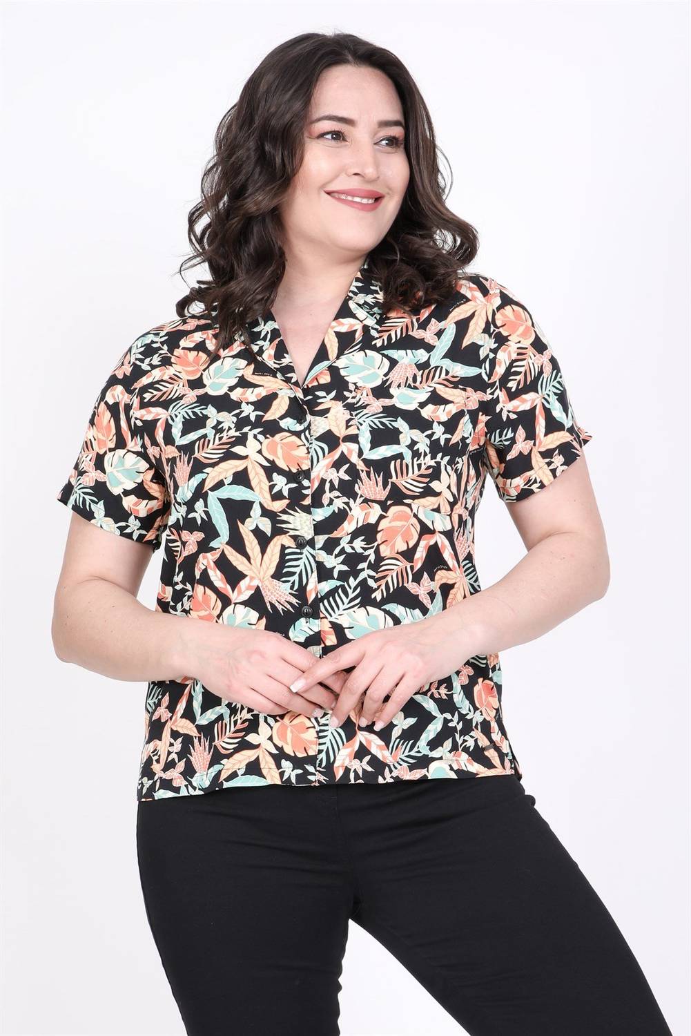 قميص منقوش بأكمام قصيرة