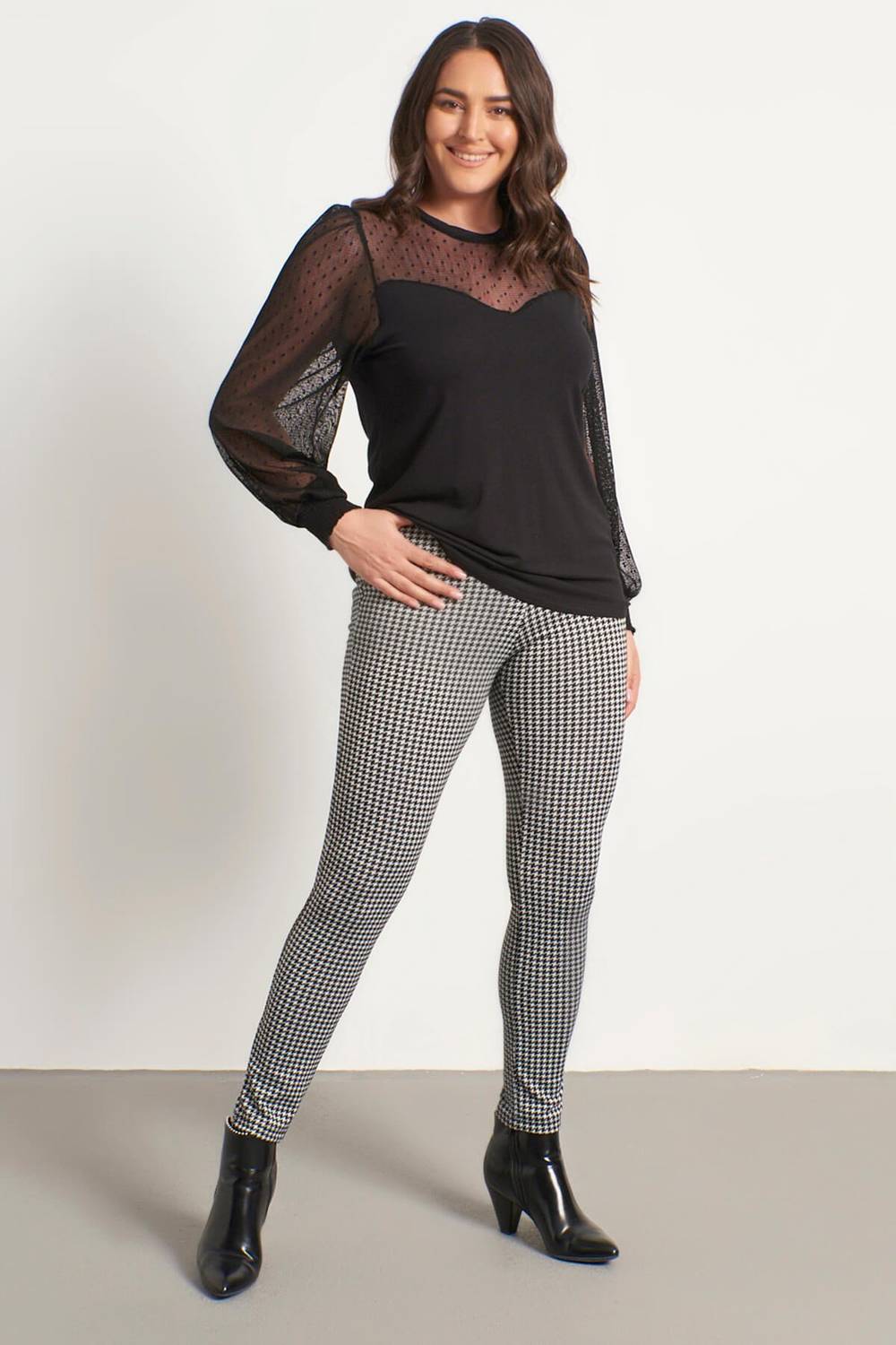 طماق منقوشة Crowbar