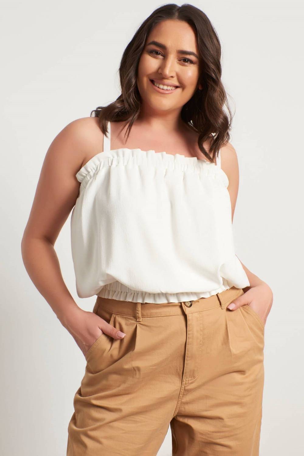 Платье с рюшами на тонких бретелях, свободный крой, короткая длина, легкая ткань, 98% полиэстер, 2% эластан, в размерном ряду от 40 до 52