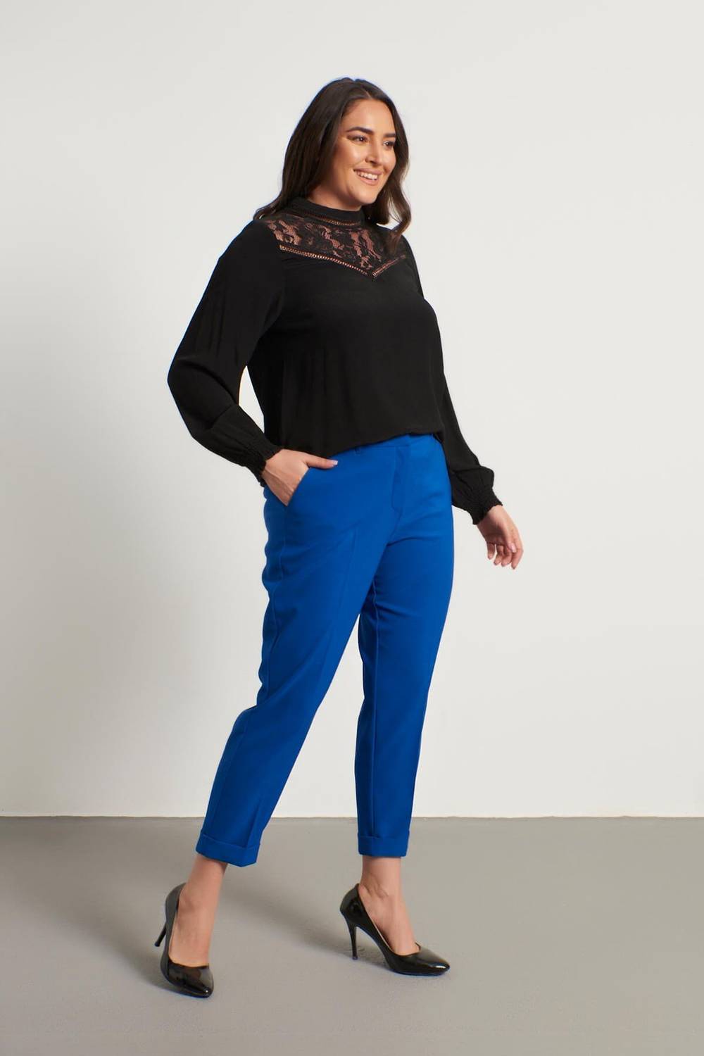 بنطال كلاسيكي بقصة ضيقة وتفاصيل جيوب