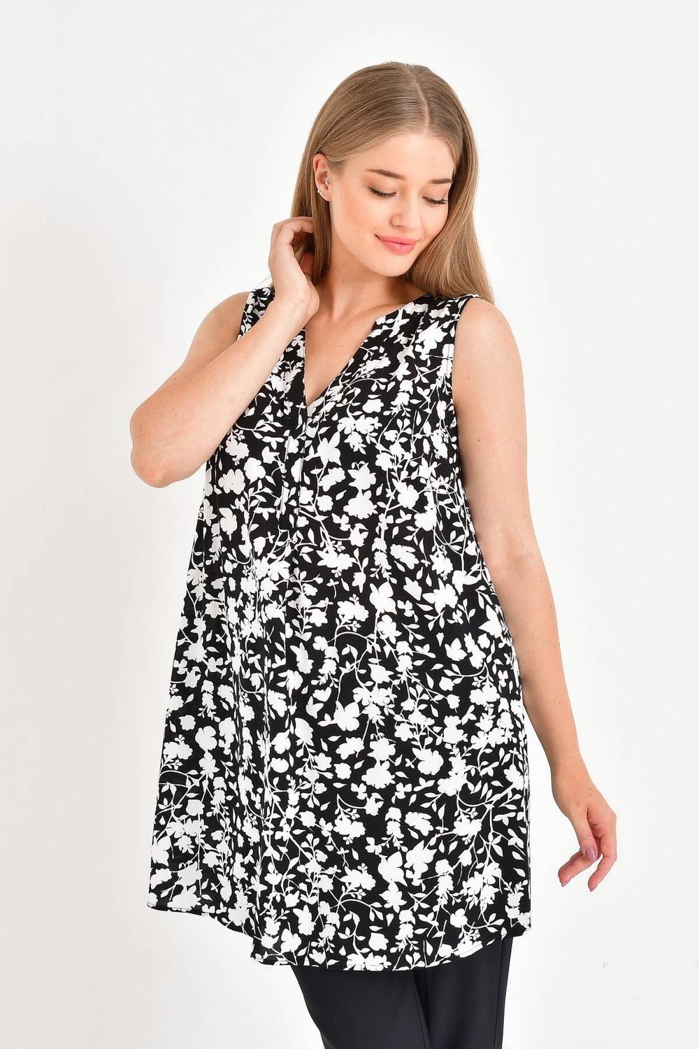 بلوزة بدون أكمام بياقة على شكل V