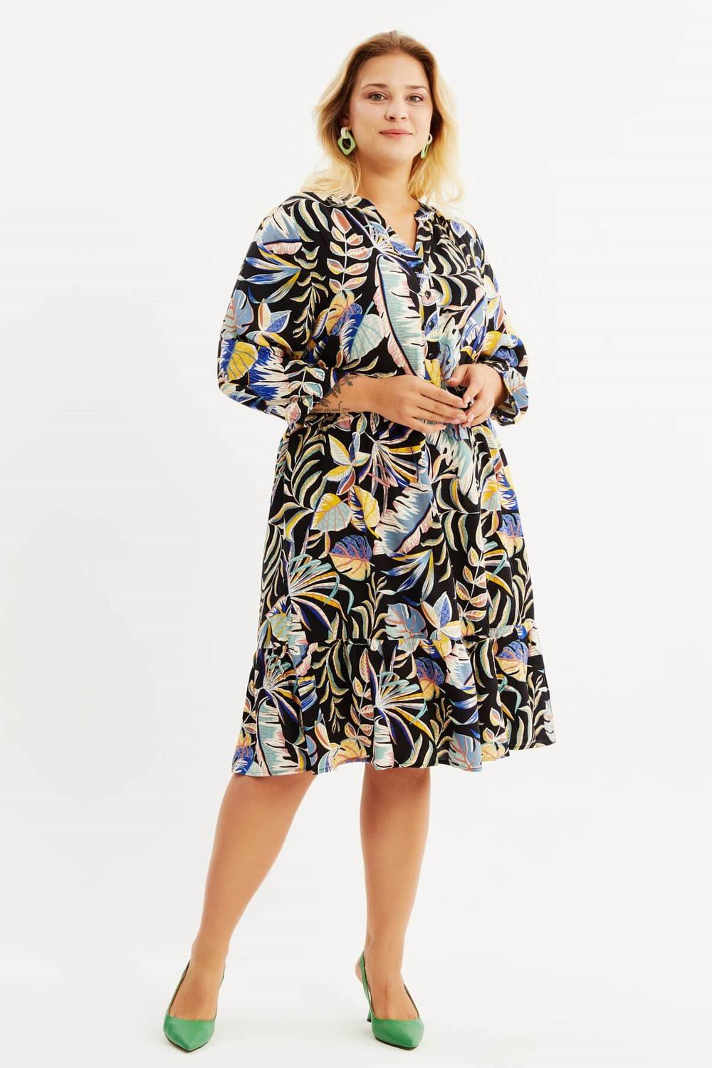 فستان مكشكش بياقة على شكل V