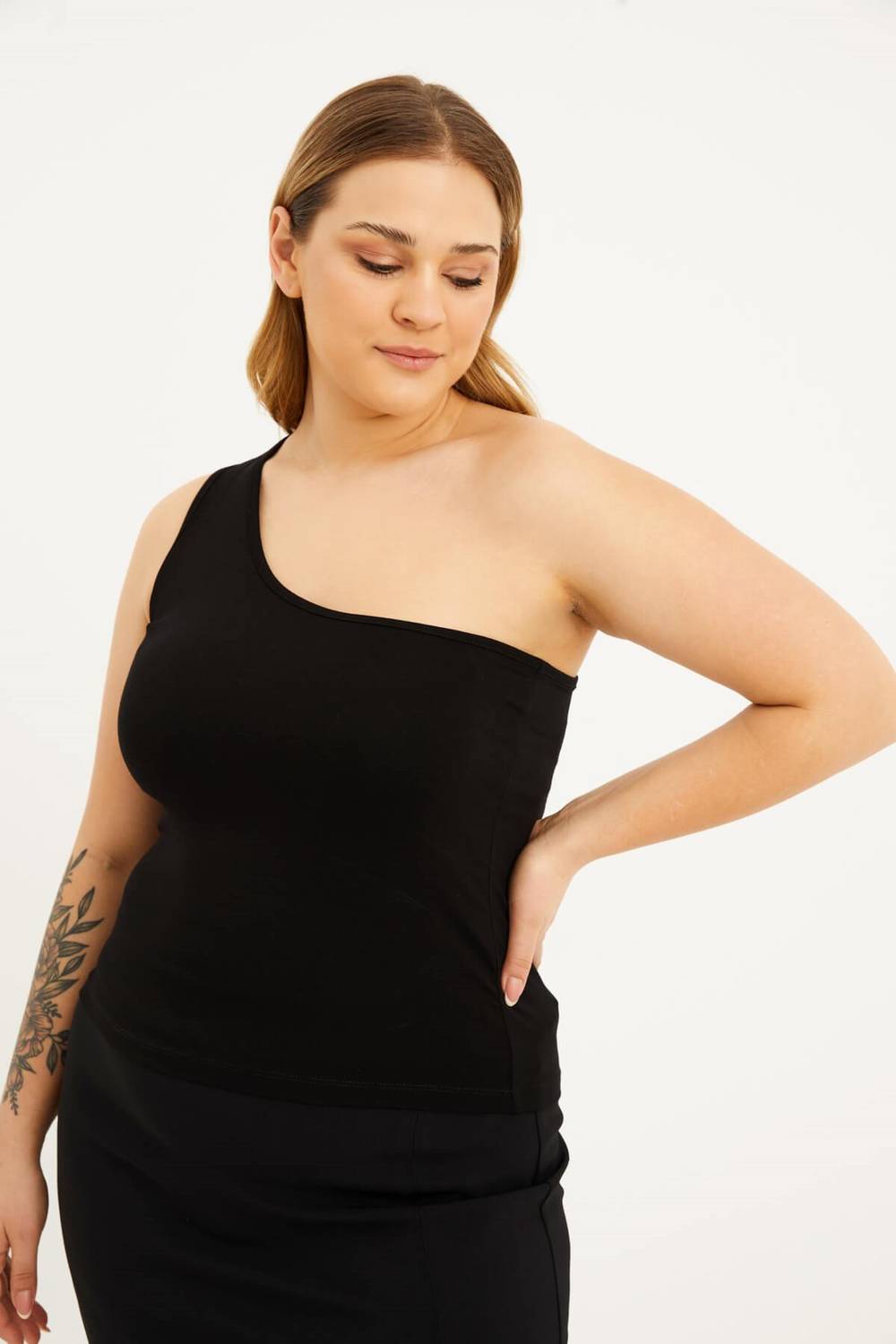 بلوزة قصيرة بكتف واحد