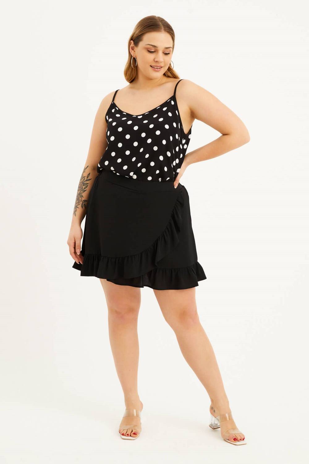 Широкая юбка-шорты с оборками на резинке, черная, размеры 40-54, 97% полиэстер, 3% эластан, длина 45 см, стильный и удобный дизайн